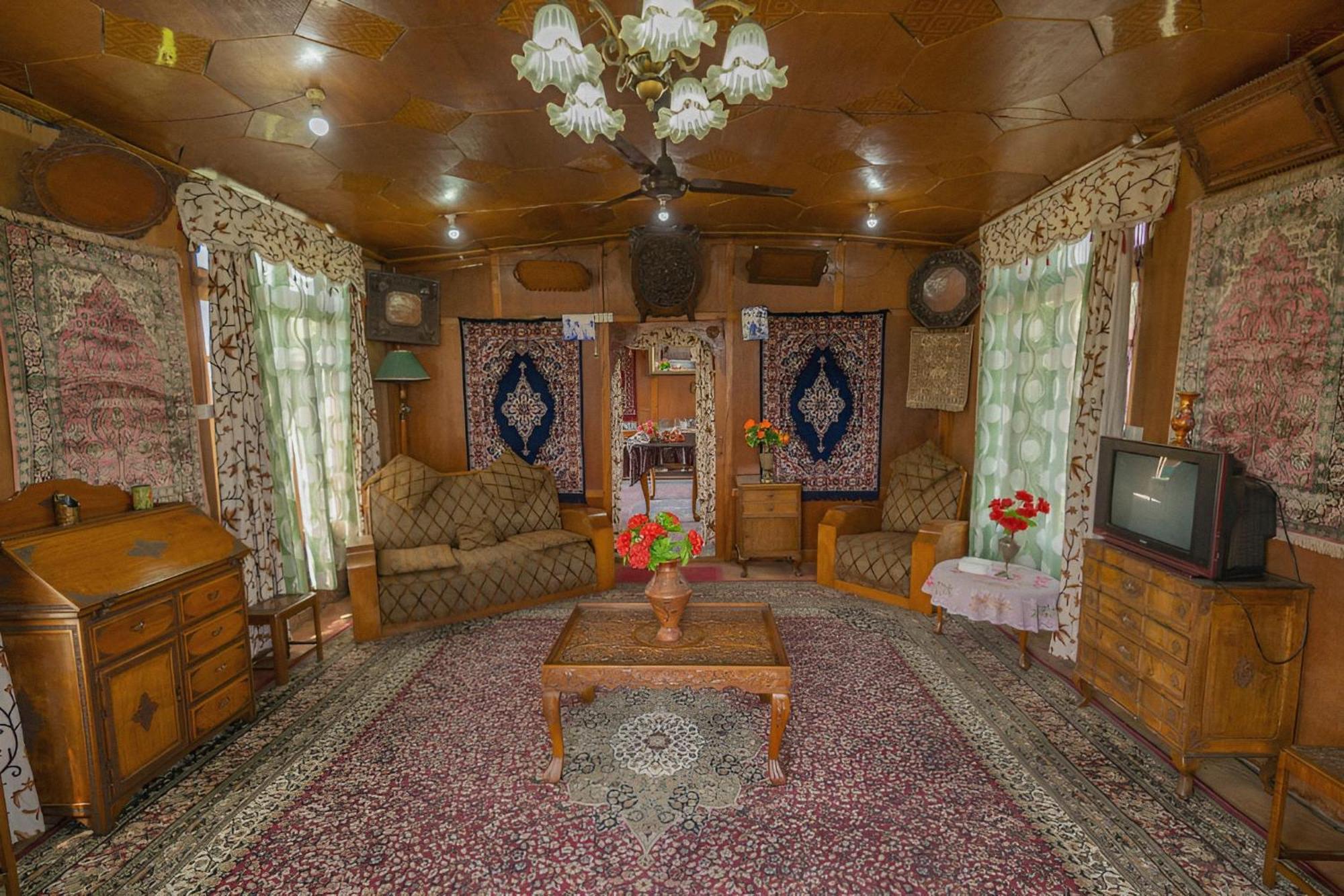 Dilnaaz Group Of Houseboats Hotel Srīnagar Kültér fotó