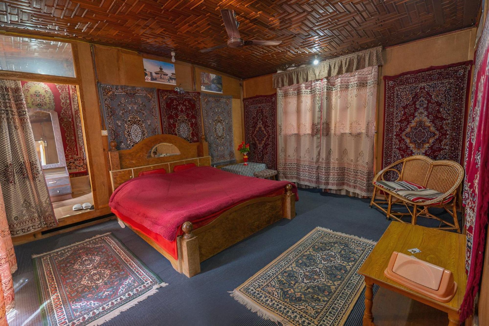 Dilnaaz Group Of Houseboats Hotel Srīnagar Kültér fotó