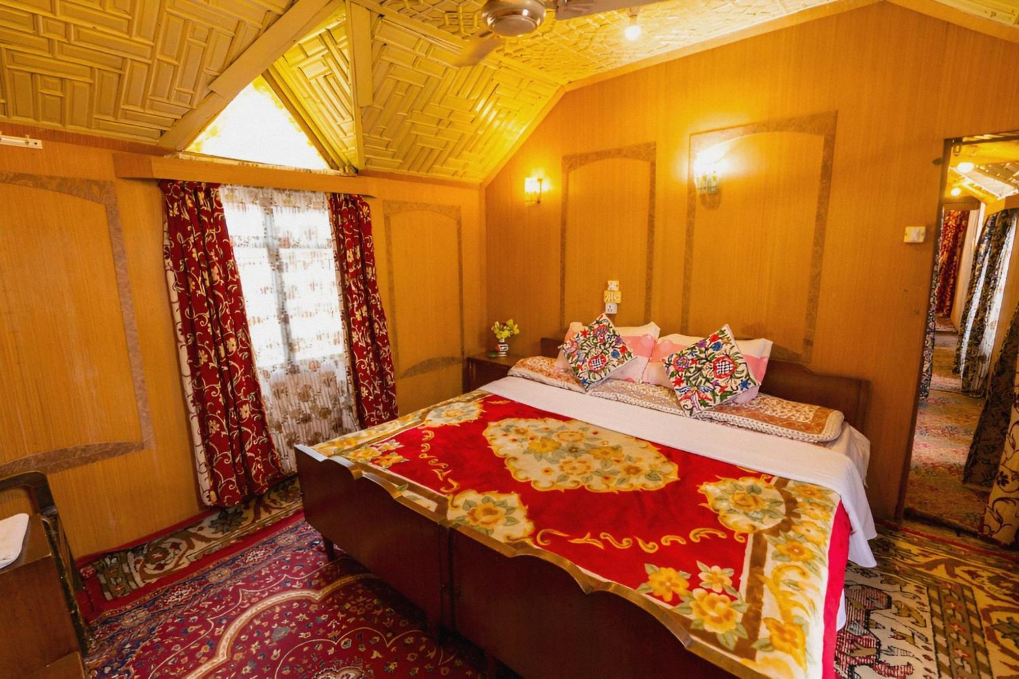 Dilnaaz Group Of Houseboats Hotel Srīnagar Kültér fotó