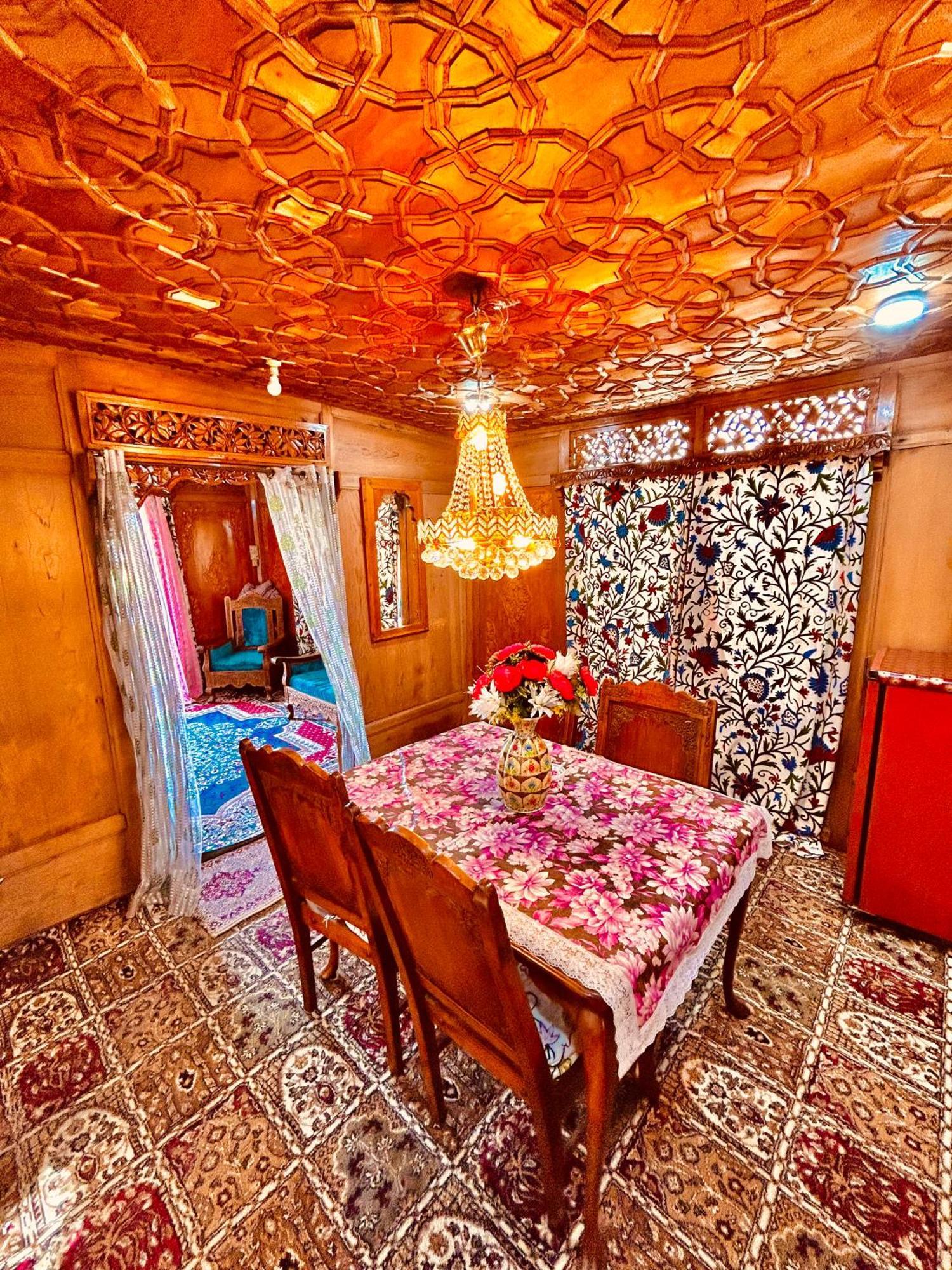 Dilnaaz Group Of Houseboats Hotel Srīnagar Kültér fotó