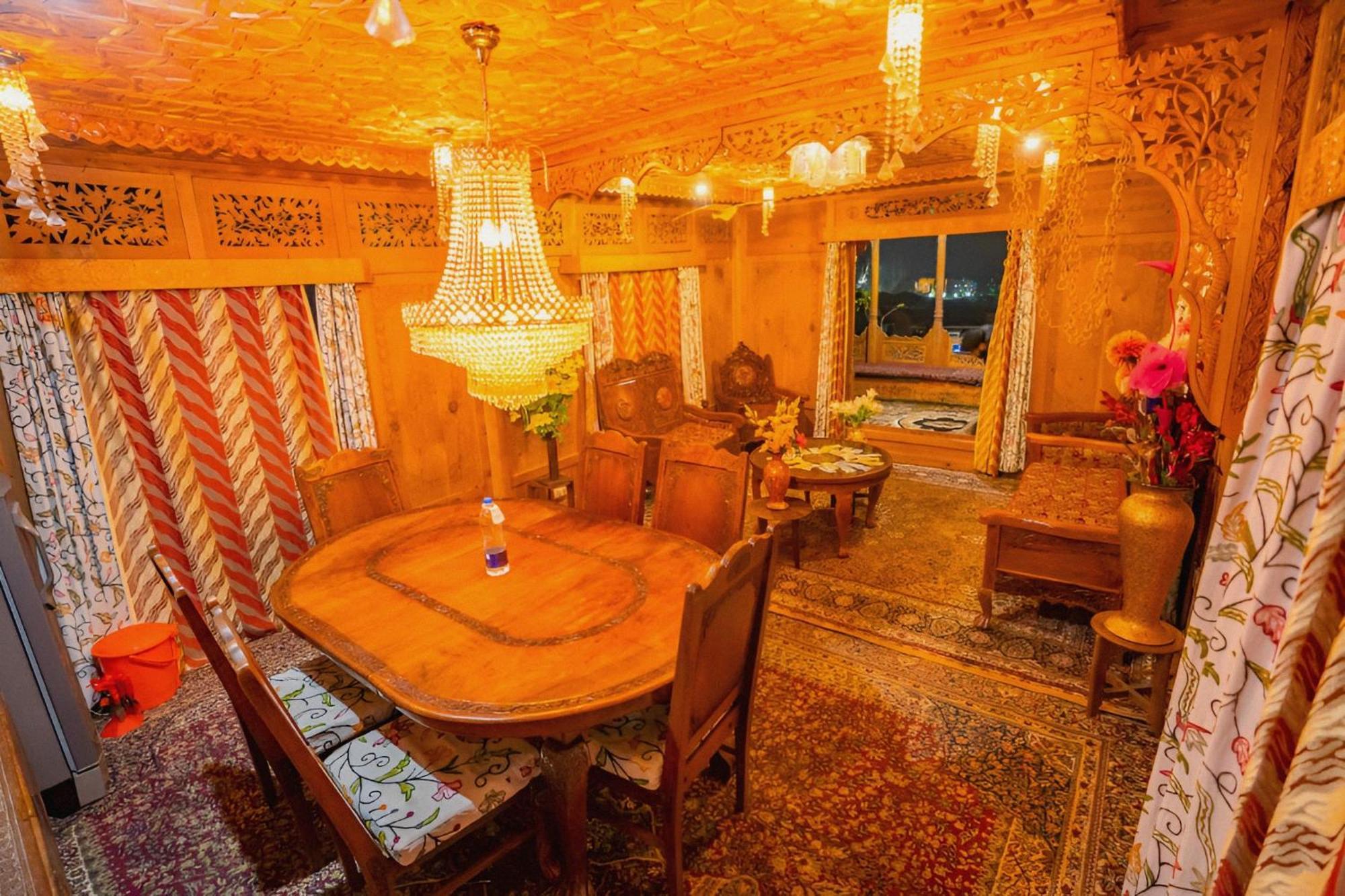 Dilnaaz Group Of Houseboats Hotel Srīnagar Kültér fotó