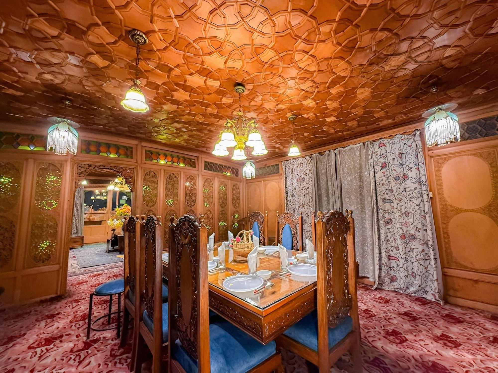 Dilnaaz Group Of Houseboats Hotel Srīnagar Kültér fotó